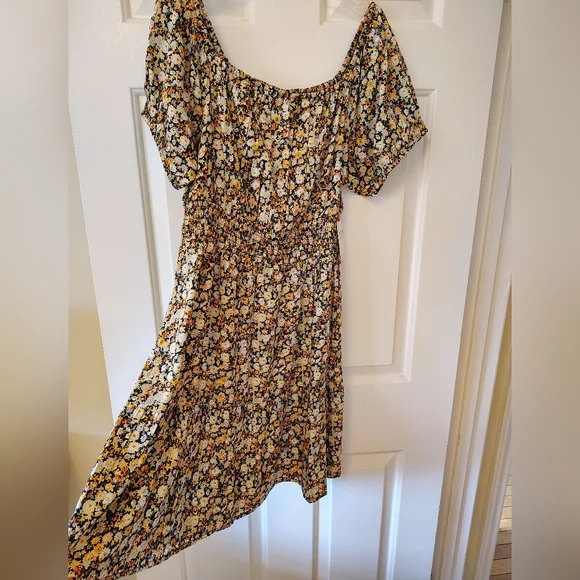 Adorable Floral sundress - Picture 5 of 8